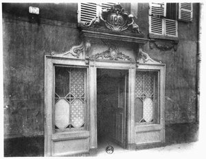 Pariisilaisen bordellin sisäänkäynti, 106 rue de Suffren, noin 1900.
